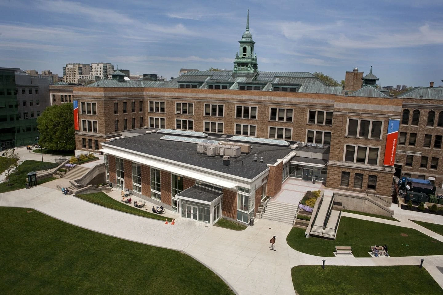Empowering Future Female Leaders: Simmons Distinguished Scholar Award Explained